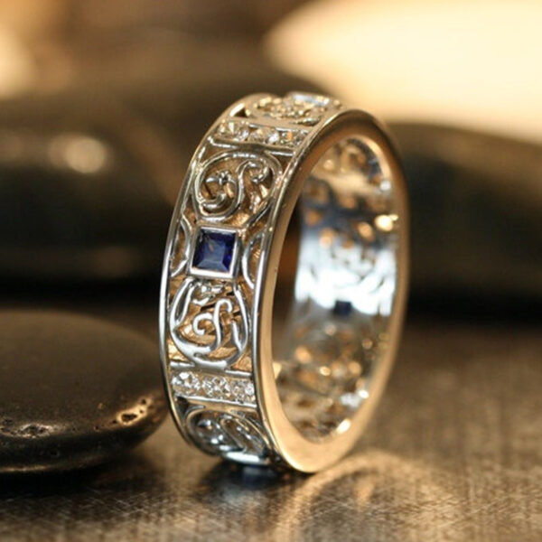 Men's Retro Hollow Pattern Zircon Ring